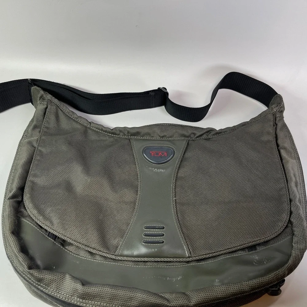 Tumi T3 Messenger Bag Ballistic Nylon Green Expandable 500G